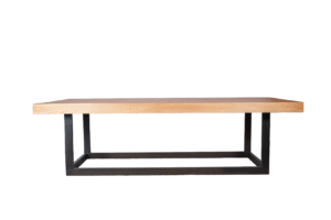 Mesa com tampo de madeira e base de metal
